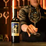 洗練された内装と温かみのある照明が、大切なひとときをさらに華やかに彩ります。上質な神戸牛と厳選されたワインを楽しむことができ、贅沢な時間を過ごしたいときにぴったりです。