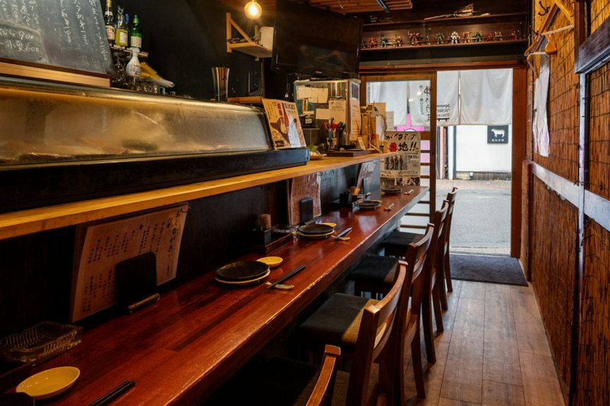 気さくな店主との会話も楽しめるカウンター席で、まずは一杯。
