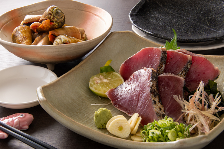 This is a charming, stand-alone izakaya (Japanese pub) located on the west side of 55th Street in Kochi.