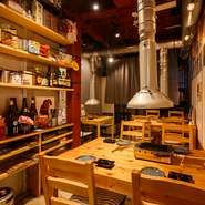 御徒町駅のガード下に建つ、人気の焼肉店です。居心地のよい店内は、ゲスト同士が自然に会話を楽しめる雰囲気。新鮮な肉を自分好みに焼き上げる楽しさと、スタッフのきめ細やかなサービスが魅力です。