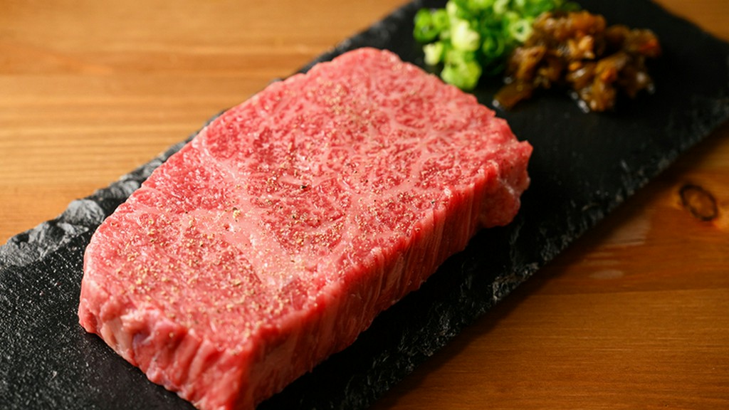 特別な日のディナーにもぴったり。肉本来の味を存分に楽しめる『イチボのステーキ』
