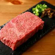 イチボは、国産和牛の中でも特に柔らかく、豊かな旨みが特長。シンプルに焼き上げ、微量のスパイスで仕上げた一品です。美しいサシの入った見た目にも気分が上がります。