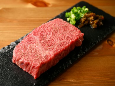 特別な日のディナーにもぴったり。肉本来の味を存分に楽しめる『イチボのステーキ』