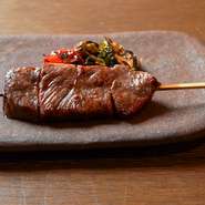 松阪牛や神戸牛など厳選されたブランド、そしてA5ランク＆雌牛のみを使用しています。その味わいは、まさに串で食べるステーキ。伝統的な串焼きとは一味違った楽しみ方ができます。