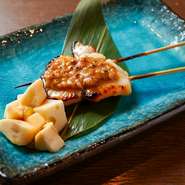 西京味噌の風味がしっかりと馴染んでいるため、さらに奥深い銀鱈の味わいが楽しめます。蕎麦の実を入れた蕎麦味噌で焼き上げられた銀鱈は、風味豊かで口の中に広がる旨みが絶品。