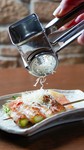 極太のグリーンアスパラと岩手の岩中豚を巻いて焼き上げた洋風の変わり種の串焼き。シャキッとしたアスパラと、生ハムと卵黄とチーズのバランスが絶妙です。仕上げにパルミジャーノレッジャーノをたっぷりとかけて。