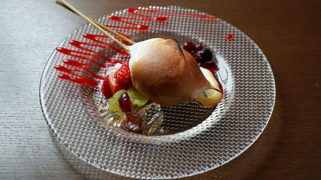 デザートも「焼く」工程にこだわった『アイスクリームの竹串焼　季節の果実添え』