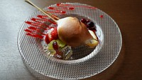 デザートも「焼く」工程にこだわった『アイスクリームの竹串焼　季節の果実添え』