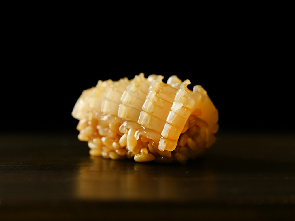 赤酢のシャリと特製醤油。その時々の味わいを愉しむ『イカの握り』　