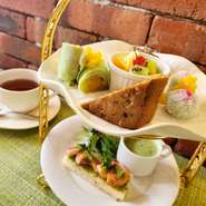 シナモンやココナッツが香る色鮮やかな手作りのバリ島名物スイーツを豊富にラインナップ。自家製フルーツソースで華やかに盛り付けされたバリ島スイーツでティータイムをお楽しみください。