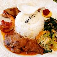 インドネシア名物料理8種類がワンプレートになったナシチャンプルなら、おひとり様でも色んな料理を少量ずつ楽しめます。メインのおかず3種類　副菜5種類