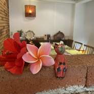 オレンジのライトで包まれた店内はインドネシアの伝統的な竹笛&lsaquo;スリン&rsaquo;が奏でる癒しの音楽が流れています。ドリンク、デザートなどのカフェメニューも豊富なのでお時間の許す限りおくつろぎくださいませ。