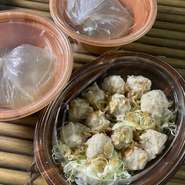 コースメニュー以外は全てテイクアウトが可能です。スープ、ドリンク、デザートメニューなども対応可。オードブルも是非ご相談ください。(写真はバクソースープ　2人前)