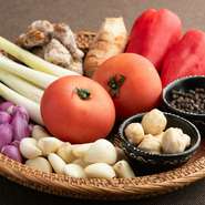 食材はベトナム、タイ、インドネシアの食材を直接買い付ける専門店より入荷しているので、現地と全く同じものを使った料理を楽しめます。手に入りにくい希少な「レッドドラゴン」もソースなどに。