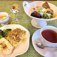 バリ島の調度品が並ぶ店内は、四つのフロアに分かれており5名様以上のご予約で半個室としてご利用頂けます。お食事メニューだけではなく、色鮮やかなカフェメニューも充実◎ドリンクのみでも気軽にご利用頂けます。