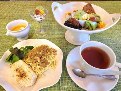 女性に人気の美しい盛り付け。豊富なスイーツも魅力的