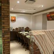 バリ島の絵画と調度品に囲まれたダイニングルームで、五感を満たすインドネシア料理を。南国の空気を感じさせる落ちついたトーンのインテリアと静かに流れるバリ島の音楽で特別なひとときを演出します。
