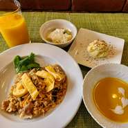 フルコース推奨年齢5～10歳。お子様向けに料理をカスタマイズなどお気軽にご相談ください。ベビーチェア持ち込み可。お子様椅子×2脚常備(ご予約優先）お子様向けの食器あり。