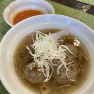 キャベツ、春雨、ライム、卵、 トマトのバリ島のチキンスープ