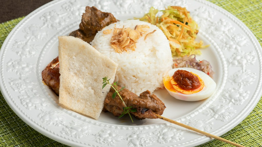 インドネシアの魅力を詰め込んだ贅沢ワンプレート！ナシチャンプル