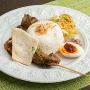 香ばしいチキンサテ、濃厚ビーフルンダン、旨味たっぷりのエビのジンバランソース。
ゆで卵のジンバランソース、温野菜、葉野菜のソテーを添え、ジャスミンライスとともに楽しめるこの豪華な一皿で本場の味を満喫。