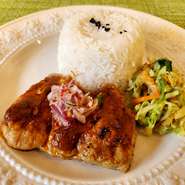 鶏フィレ肉の竹串焼き (5本)、野菜、ピーナッツソース、ジャスミンライス付き