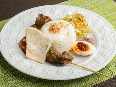本場の味わいそのままに。インドネシアの伝統料理『ナシチャンプル』