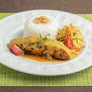 サーモンのグリル (特製スパイス)、ターメリック、サンバル(チリソース)、野菜、 ジャスミンライス付き