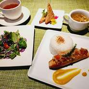 フルコース
&laquo;グリーンサラダ、ソトアヤム、グリルサーモン、ライス、デザート≫