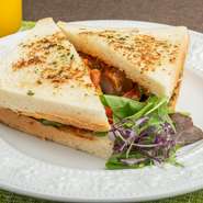 鶏モモ肉のグリル、トマト、 チェダーチーズ、レタス、タマネギ、バリ島風トマトソース