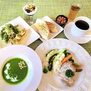 人気のヨーロッパ コース(Bコース)は、トルコ名物のサーモンのフムスソース、鮮やかなグリーンのほうれん草のスープ、メインはグリルチキン～クリームソース～をマッシュポテトと共に。古代米のデザート付。
