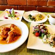 タマリンド香る爽やかなサラダ、祭典の定番バリニーズチキンサテ、スパイス際立つパラーラチキンとインドネシア伝統ソトアヤム。選べるメインはエビのソテー又はグリルチキン。美しい盛付のトロピカルデザートも魅力