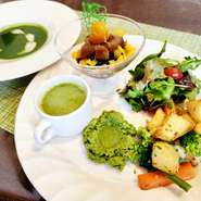 タマリンドドレッシングのサラダ、ほうれん草のフムス、香ばしい野菜のグリル、ほうれん草のスープ、そして古代米とココナッツファインのおはぎ風。さらに、フレッシュな一口野菜ジュースで、心も体も満たされる一皿