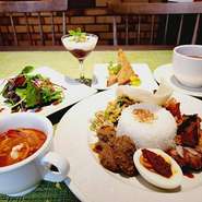 &laquo;アボガドサラダ、特製スープ、スペシャル ナシチャンプル、バリ島デザート2品≫