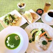 人気のヨーロッパ コース【B】は、サーモンをトルコ名物のフムスソースで、鮮やかなグリーンのほうれん草のスープ、メインはグリルチキン～クリームソース～マッシュポテトと共に。古代米とココナッツのデザート付
