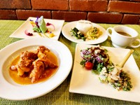 メイン料理を チキン 又は エビ からお選びいただけます。
写真はエビの料理です。