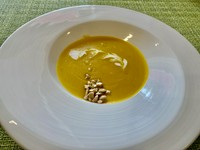 パンプキンスープ、レモングラス、 ココナッツクリームとカシューナッツ添え
テイクアウト用のパックに詰めてのお渡しになります。