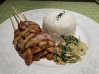 鶏フィレ肉の竹串焼き (5本)、野菜、ピーナッツソース、ジャスミンライス付き
テイクアウト用のパックに詰めてのお渡しになります。