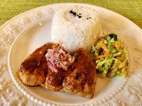 スパイスチキンのマリネグリル、 蒸野菜、レモングラス、サンバル、ジャスミンライス付き
テイクアウト用のパックに詰めてのお渡しになります。