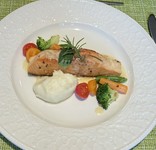 サーモンのグリル (特製スパイス)、ターメリック、サンバル(チリソース)、野菜、 ジャスミンライス付き
テイクアウト用のパックに詰めてのお渡しになります。