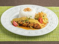 サーモンのグリル (特製スパイス)、ターメリック、サンバル(チリソース)、野菜、 ジャスミンライス付き
テイクアウト用のパックに詰めてのお渡しになります。