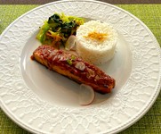 サーモンソテー、特製サンバル(チリソース)、野菜 ジャスミンライス付き
テイクアウト用のパックに詰めてのお渡しになります。