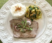 マグロのグリル(レア・黒胡椒とスパイス風味)、サユールヒジョー(緑の蒸し野菜)、  ジャスミンライス付き
テイクアウト用のパックに詰めてのお渡しになります。