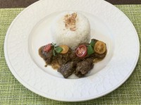 インドネシアパダンの郷土料理 ・国産牛、オリジナルルンダンソース、ココナッツミルク、ジャスミンライス付き
テイクアウト用のパックに詰めてのお渡しになります。