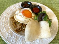 バリ島式焼きそば、 野菜、 鶏肉、エビせんべい、 目玉焼き
ジンバランソース＆インドネシアソース添え
テイクアウト用のパックに詰めてのお渡しになります。