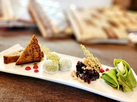 写真は一例です。デザートの内容は予告なく変更される場合がございます。
テイクアウト用のパックに詰める為、デコレーションは写真と異なります。