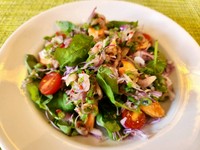 サーモン、 グリーンサラダ、ロングビーンズ(蛇豆)、サンバルマタ (インドネシアの辛味ソース)
テイクアウト用のパックに詰めてのお渡しになります。