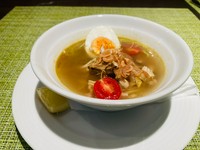 キャベツ、春雨、ライム、卵、 トマトのバリ島のチキンスープ
テイクアウト用のパックに詰めてのお渡しになります。