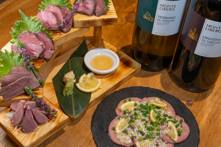 豊富な酒と厳選素材の肉料理を楽しむ、すすきのエリアの肉バル