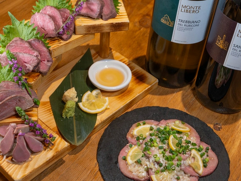 豊富な酒と厳選素材の肉料理を楽しむ、すすきのエリアの肉バル